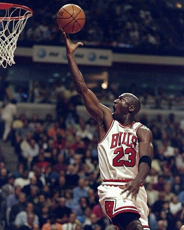 مایکل جردن و تولد برند افسانه‌ای Air Jordan | شستی